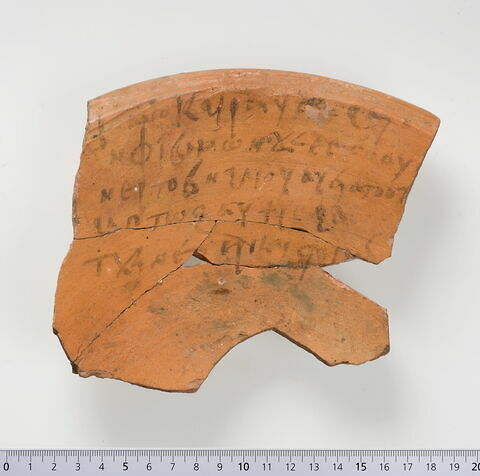 ostracon ; plusieurs fragments recollés