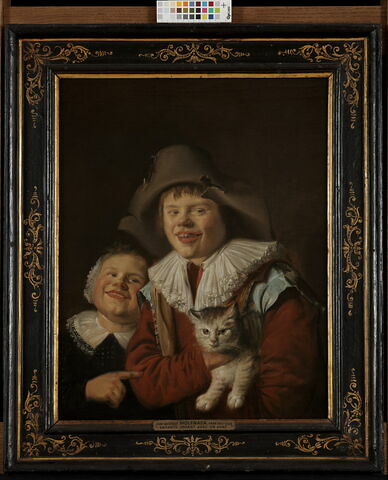 Enfants jouant avec un chat, image 4/6