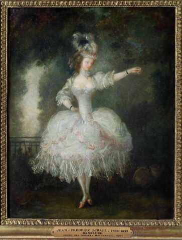 Danseuse (vue de face et tendant le bras gauche en avant), image 4/4