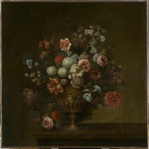 Vase d'or rempli de fleurs