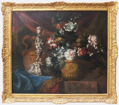 Vase d'or avec des fleurs, image 2/2