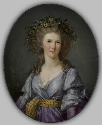 Portrait de jeune femme avec des violettes dans les cheveux