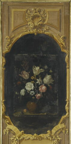 Vase de terre rempli de fleurs