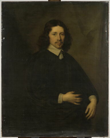 Portrait d'homme à mi-corps sur fond de draperie, image 2/3