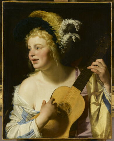 Femme jouant de la guitare