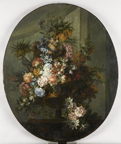 Fleurs dans un vase d'or