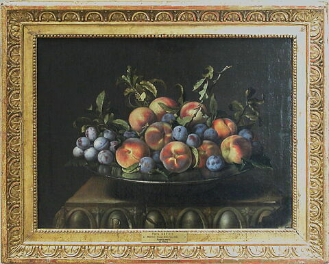 Pêches et prunes sur un plat d'étain, image 2/2