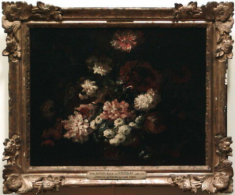 Corbeille de fleurs sur une table., image 2/3