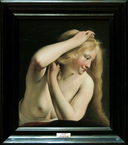 Jeune femme nue, à mi-corps, en train de se peigner, image 3/4