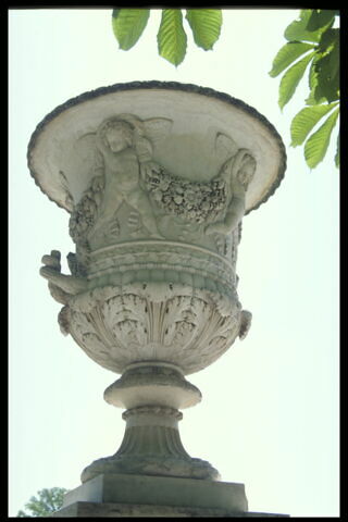 Vase de forme Médicis à décor de putti portant des guirlandes, image 2/5