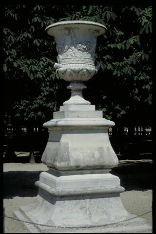 Vase de forme Médicis à décor de putti portant des guirlandes, image 3/5