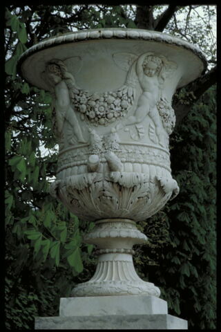 Vase de forme Médicis à décor de putti portant des guirlandes, image 5/5