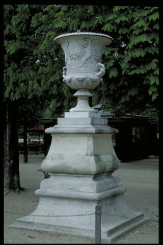 Vase de forme Médicis à décor putti portant des guirlandes, image 2/5