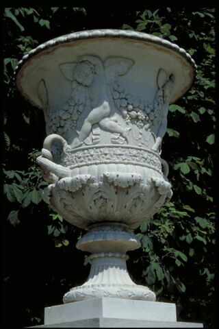 Vase de forme Médicis à décor putti portant des guirlandes, image 3/5