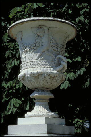 Vase de forme Médicis à décor putti portant des guirlandes, image 4/5