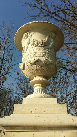 Vase de forme Médicis à décor putti portant des guirlandes