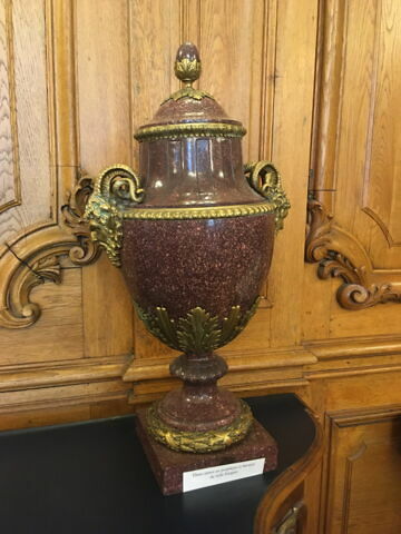 Vase avec couvercle, porphyre rouge et bronze doré, anses en forme de têtes de béliers