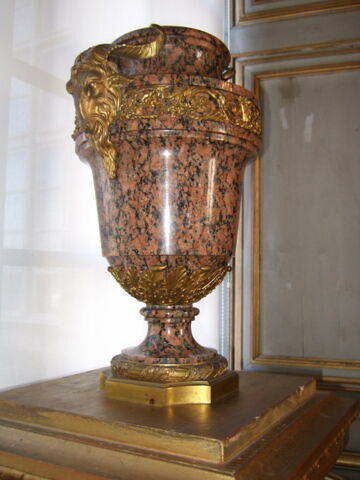 Vase à anses à têtes de béliers