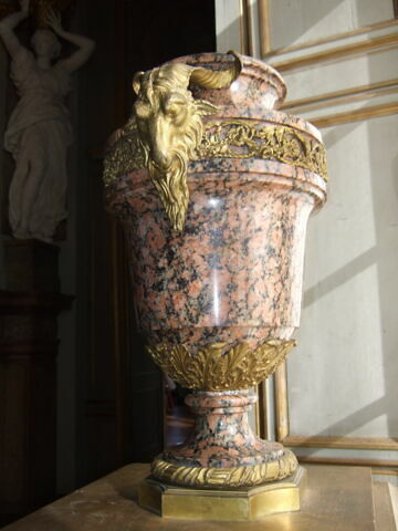 Vase à anses à têtes de béliers