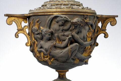 Vase à anse avec couvercle orné de scènes en relief à l'antique, image 3/4