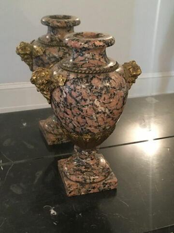 Vase granit rose et têtes de satyre