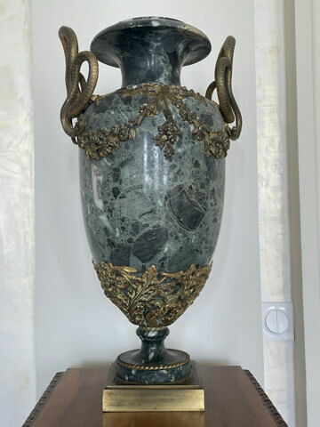 Vase en forme d'urne avec anses en forme de serpent et guirlande de fleurs