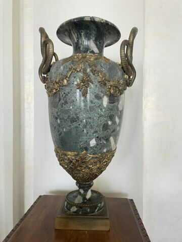 Vase en forme d'urne avec anses en forme de serpent et guirlande de fleurs