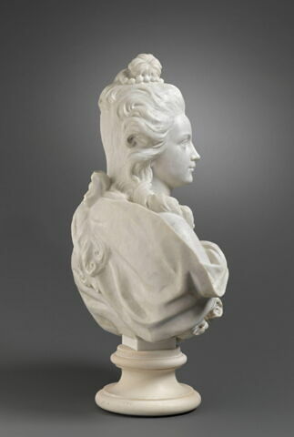 Femme avec un rang de perles dans les cheveux et une rose dans la draperie, image 4/4