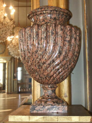 Vase à godrons torsadés