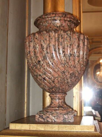 Vase à godrons torsadés