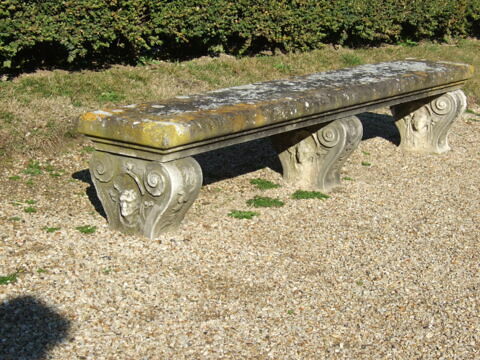 Banc avec pieds décorés d'ornements de style italien