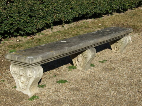 Banc avec pieds décorés d'ornements de style italien