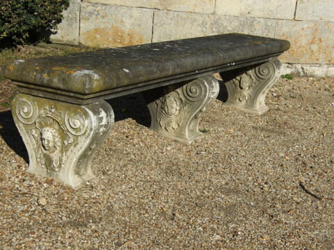 Banc aux pieds décorés d'ornements de style italien