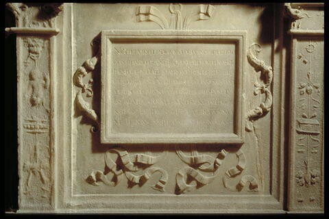 Niche et inscription 1 (à droite)