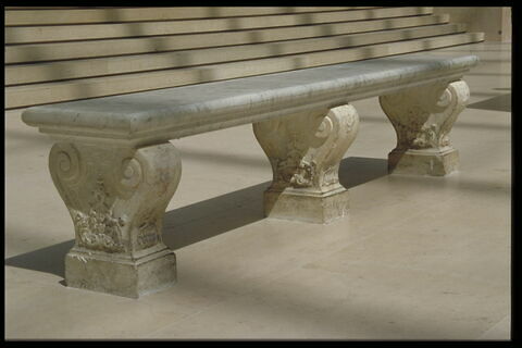 Banc composé de trois pieds ornés de coquilles et d'une plaque de marbre