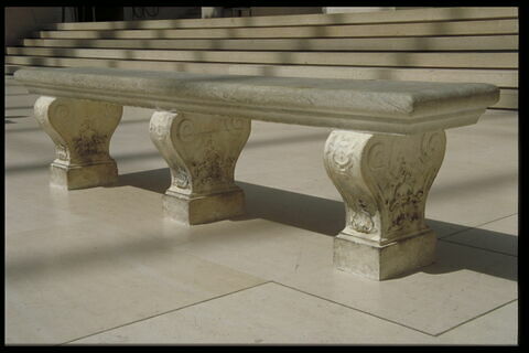 Banc composé de trois pieds ornés de coquilles et d'une plaque de marbre