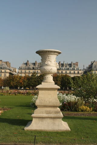 Vase aux coquilles et tête de béliers