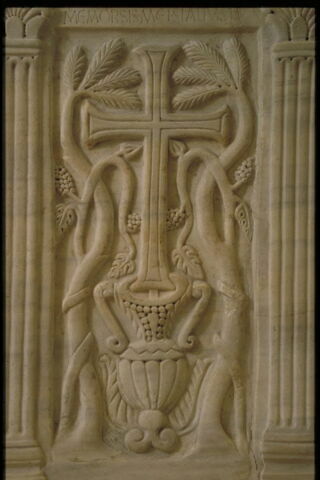 Relief décoré de pilastres de strigiles et d'un vase surmonté d'une croix dit 