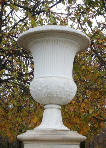 Vase orné de cannelures et de feuilles d'acanthes