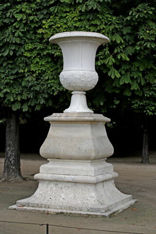 Vase à décor de cannelures et de feuilles d'acanthes