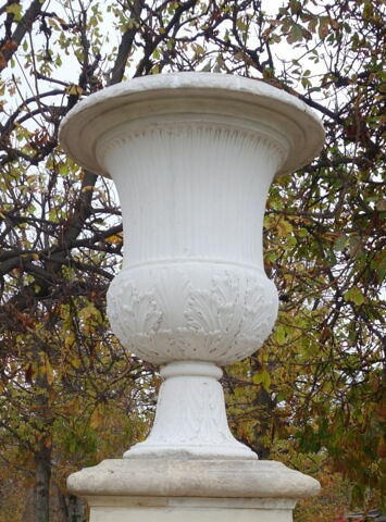 Vase à décor de cannelures et de feuilles d'acanthes, image 2/3