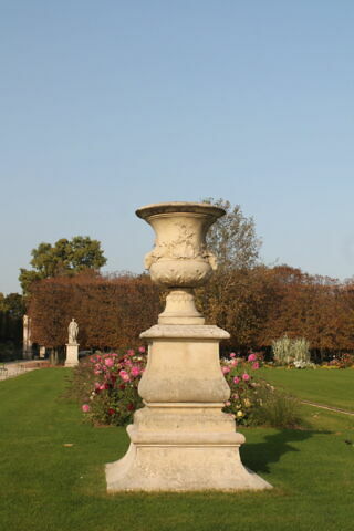 Vase aux coquilles et têtes de béliers