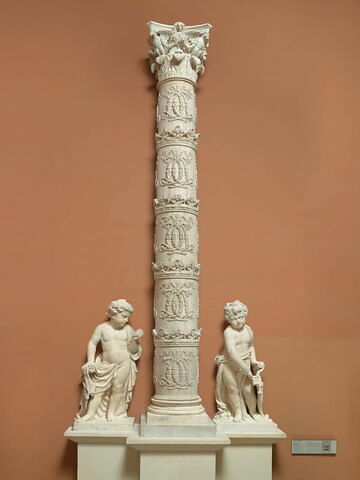 Colonne jouxtée de deux génies funéraires, du mausolée du coeur de Louis de Cossé, duc de Brissac (1625-1661)