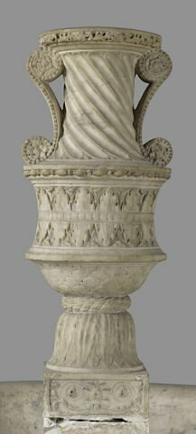 Partie supérieure d'une fontaine. Vasque et piédestal décorés des symboles héraldiques de Louis XII et d'Anne de Bretagne (têtes de porcs-épics; couronnes; lys, hermines), image 2/13