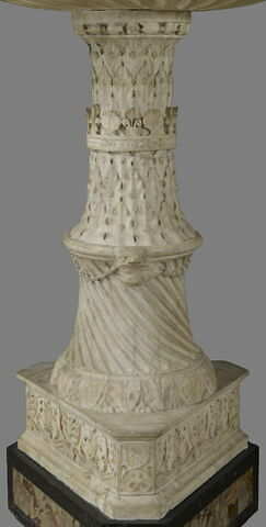 Partie supérieure d'une fontaine. Vasque et piédestal décorés des symboles héraldiques de Louis XII et d'Anne de Bretagne (têtes de porcs-épics; couronnes; lys, hermines), image 3/13