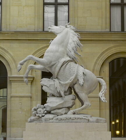 Cheval retenu par un palefrenier, image 6/11