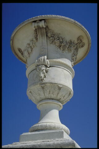 Vase orné de guirlandes de fleurs, image 12/13