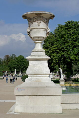 Vase orné de guirlandes de fleurs, image 6/13