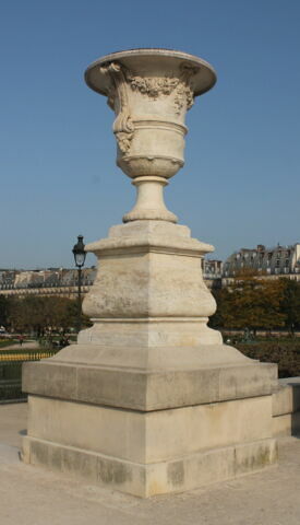 Vase orné de guirlandes de fleurs