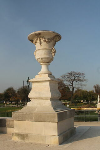 Vase orné de guirlandes de fleurs